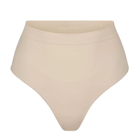 NEW Skims Seamless Sculpt Mid Waist Thong‎ Sand Size M - Picture 1 of 8